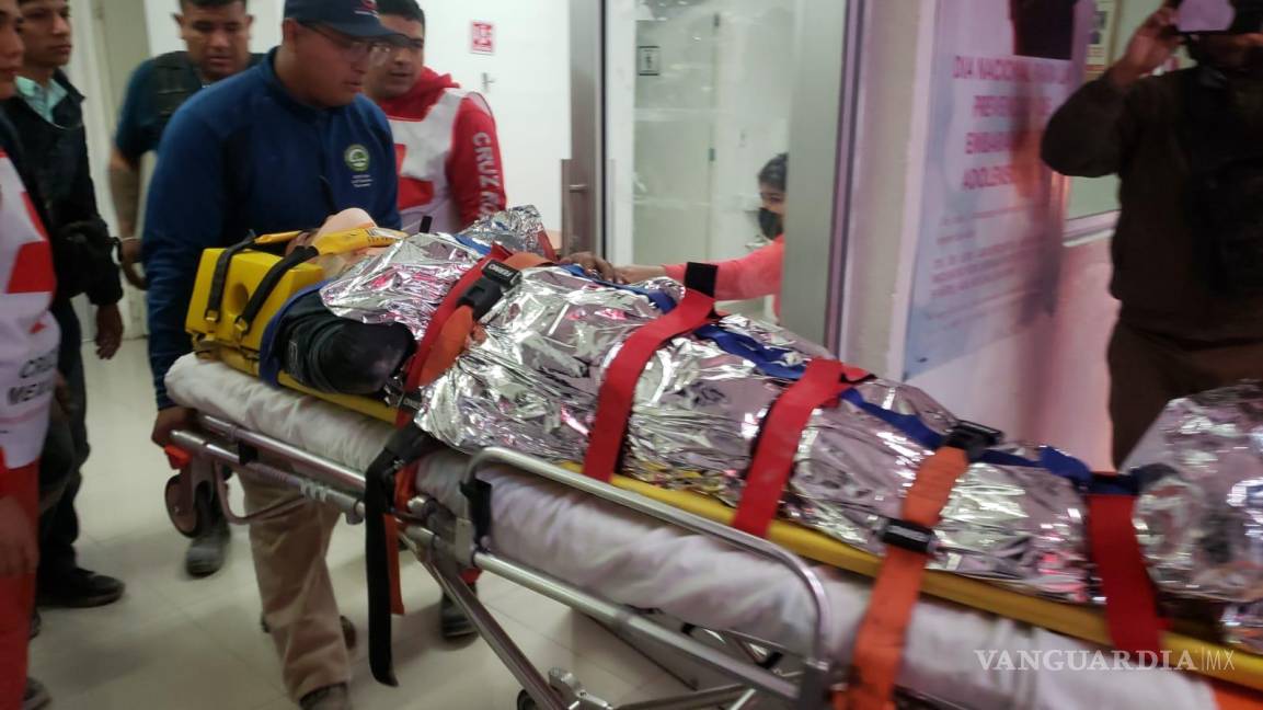 $!Una ambulancia se lleva al oficial lesionado al centro de salud, revelando la gravedad de la situación tras la riña en General Cepeda.
