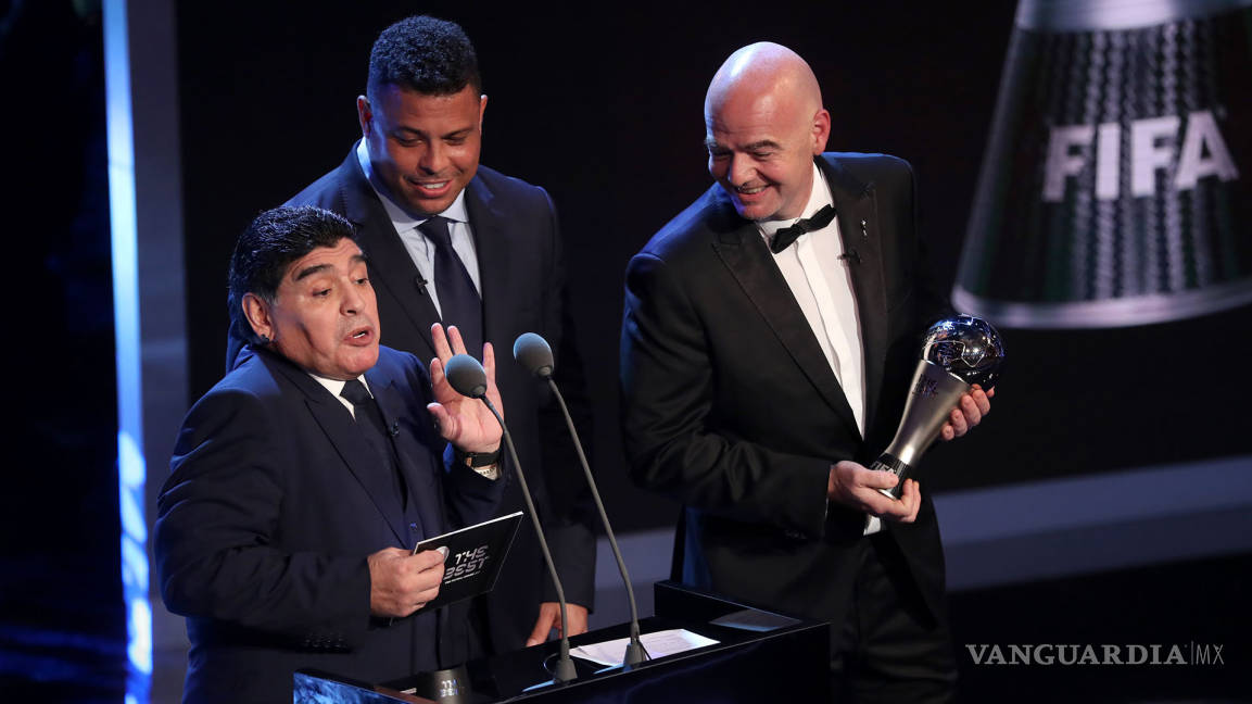 $!Maradona no quiere ver ni en pintura al presidente de la FIFA