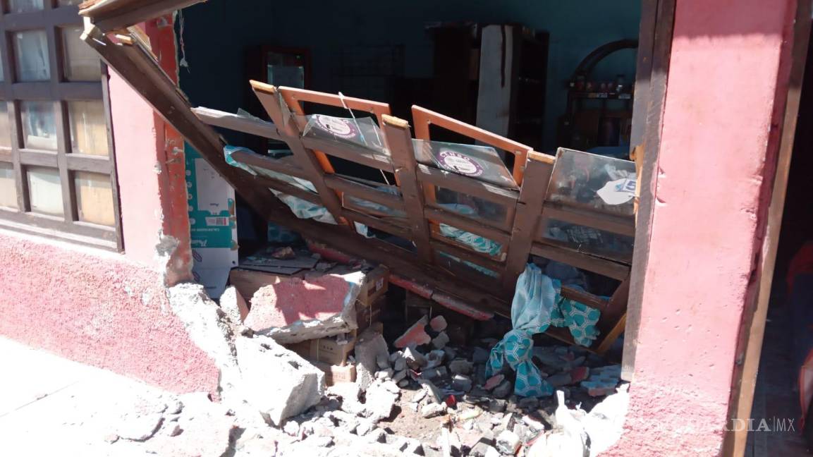 $!¡Sin frenos! Auto se estrella contra casa en Parras, deja graves daños y el conductor huye