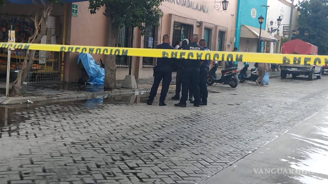 $!Policías municipales y estatales acordonaron el sitio mientras peritos realizaban las investigaciones.