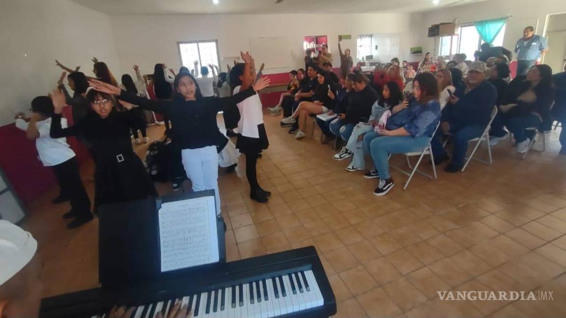 $!El Coro Infantil del Centro de Estudios Musicales del Gobierno Municipal, se presentó en el centro comunitario Landín.