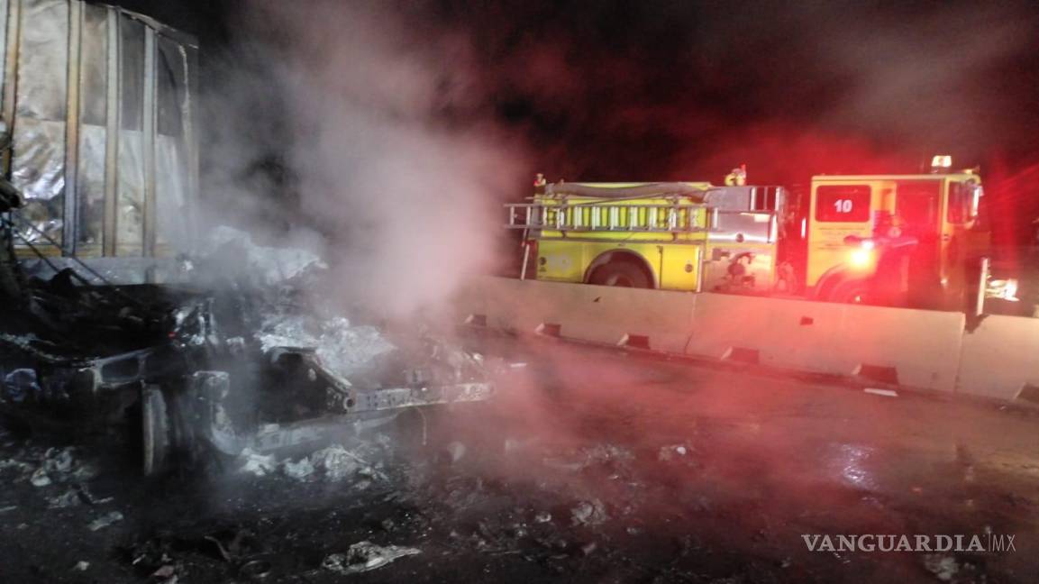 $!Bomberos sofocaron el incendio que bloqueó el tránsito por horas en el tramo Puerto México.