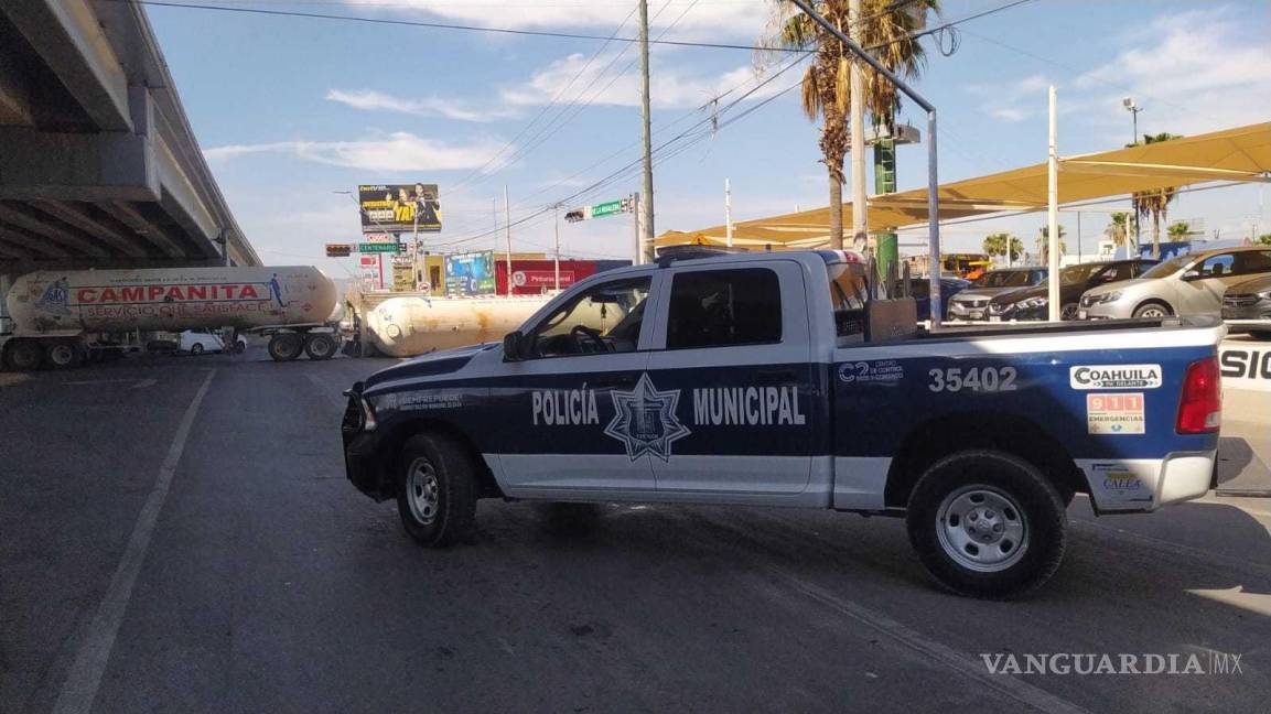 $!Corporaciones policiacas llegaron a acordonar el área, por el riesgo de explosión.