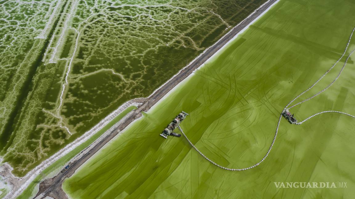 $!Barcazas flotantes en los estanques de salmuera del lago salado de Chaerhan en Golmud, China, una zona rica en litio y otros minerales.