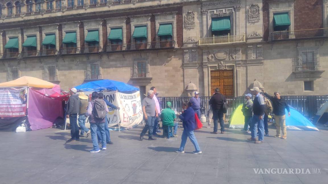 $!El Zócalo se convirtió en punto de encuentro de los ex trabajadores.