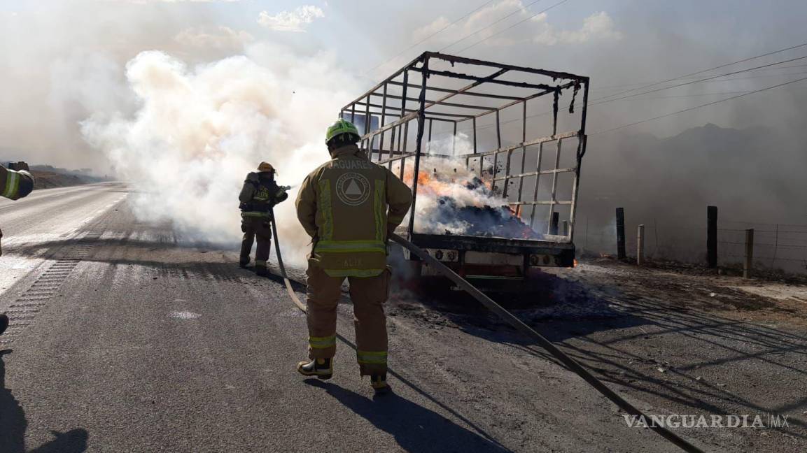 $!El operador detuvo la marcha de su unidad sobre el acotamiento que conduce rumbo a Saltillo, y luego esta se incineró en su totalidad.