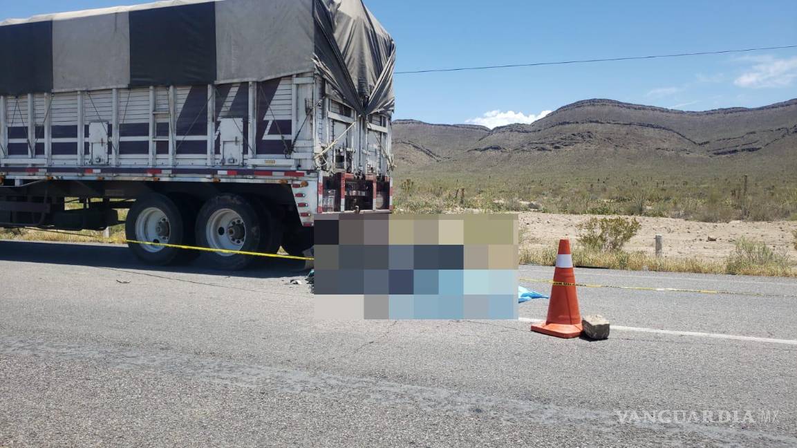 $!Lamentablemente, el hombre quedó tendido sobre la cinta asfáltica, aún montado en su moto.