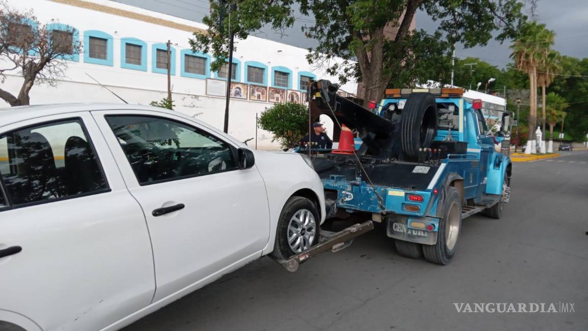 $!El taxi número 86 fue abandonado por su conductor tras huir del operativo.