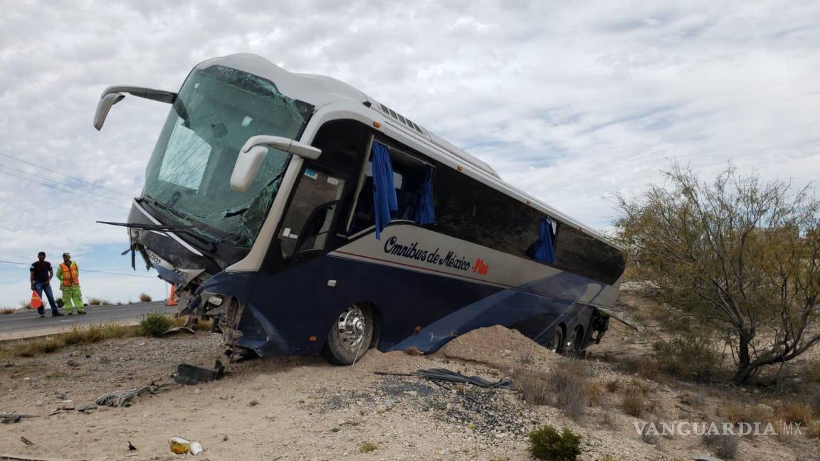 Autobús sale de la carretera Saltillo-Torreón y cae a arroyo; 12 pasajeros resultan lesionados
