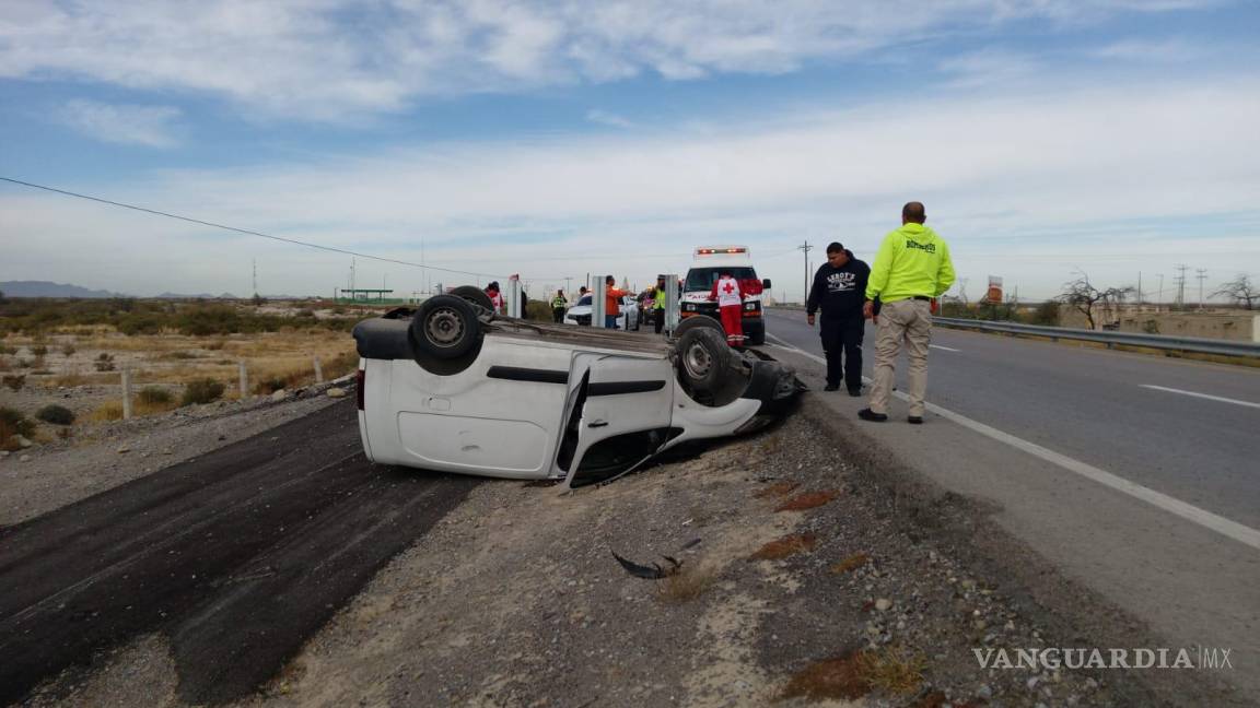 $!Paramédicos de Cruz Roja atendieron a los dos ocupantes del vehículo en el lugar del percance.