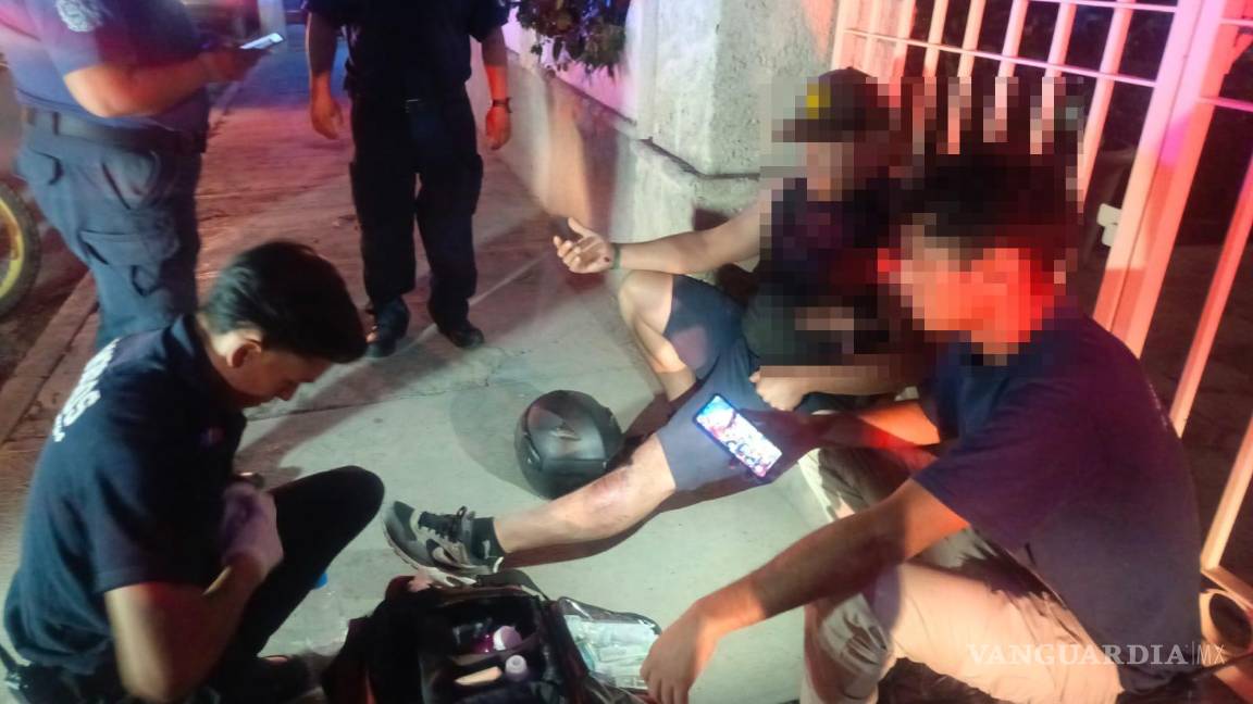 Reventón de llanta deja dos lesionados en Parras; motocicleta asegurada por falta de papeleo