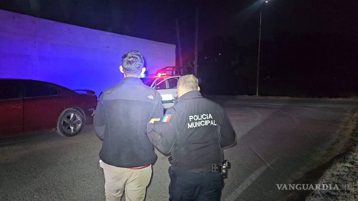 $!El automóvil Dodge Charger, presunto responsable, detenido por las autoridades sobre la calle Nazario Ortiz tras el intento de fuga.