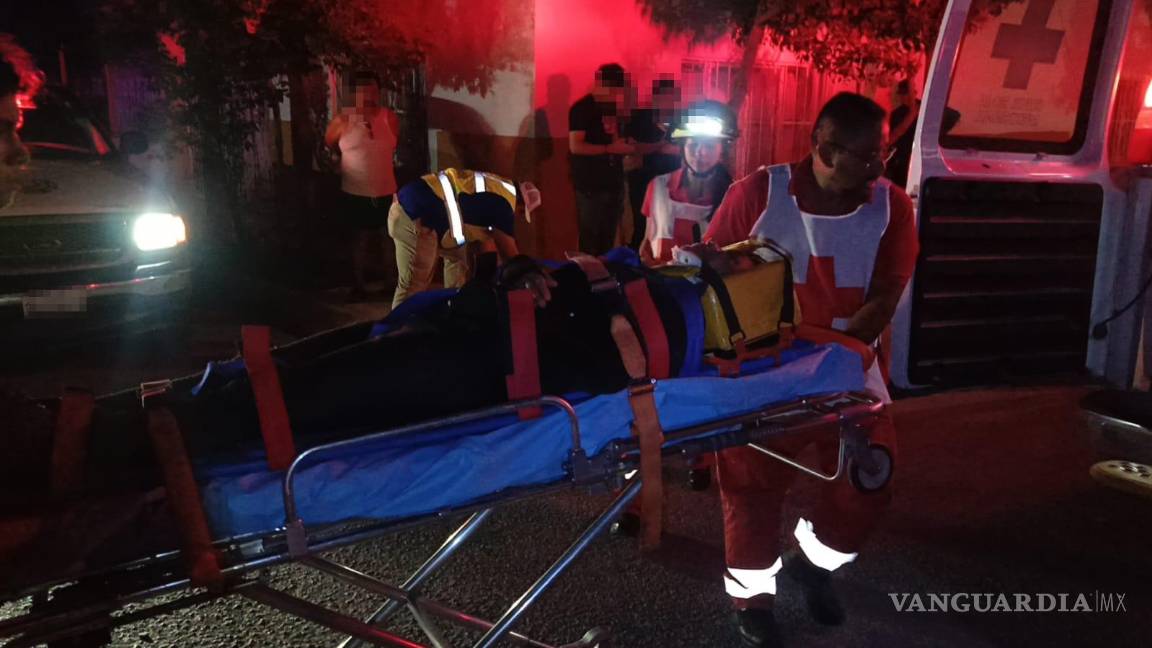 $!Testigos aseguran que la joven golpeaba a su madre desde calles antes del lugar del incidente.