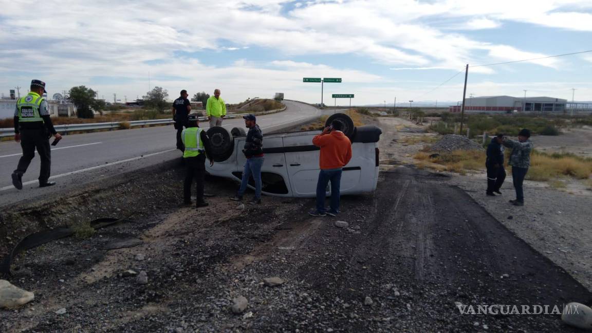 $!Los servicios de emergencia respondieron rápidamente al reporte del accidente en la carretera.