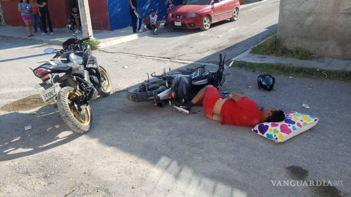 Imprudentes motociclistas colisionan en colonia Independencia de Parras