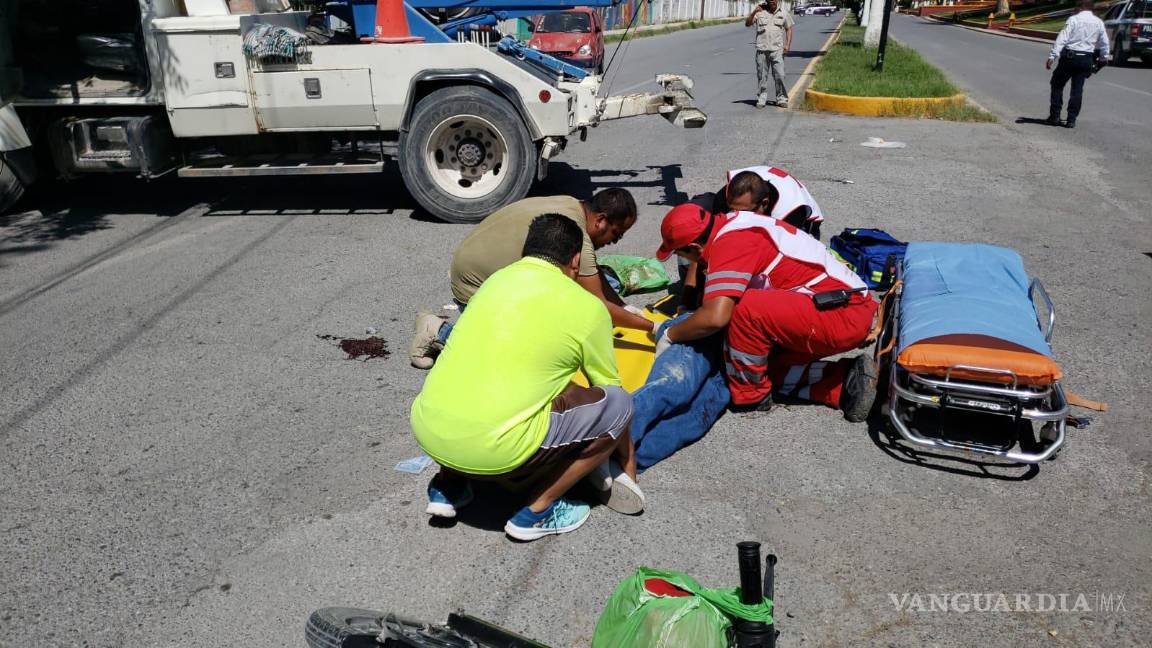 Fallece motociclista al estamparse contra grúa que atendía un accidente en Parras