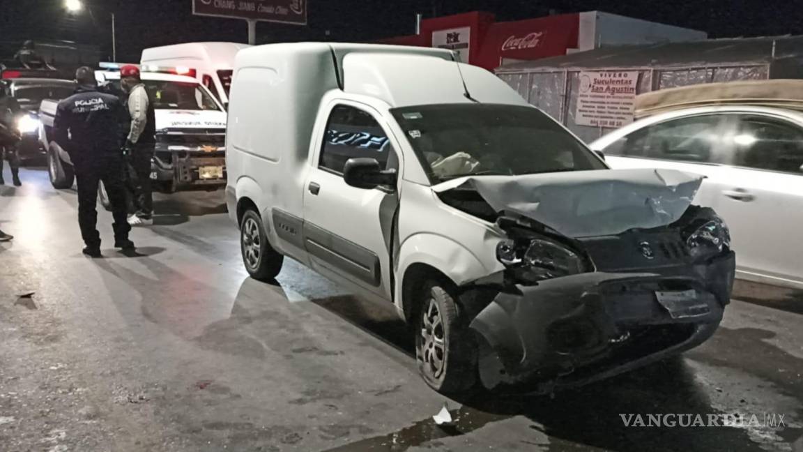 Saltillo: se pasa el rojo y choca contra taxi; pasajero resulta lesionado