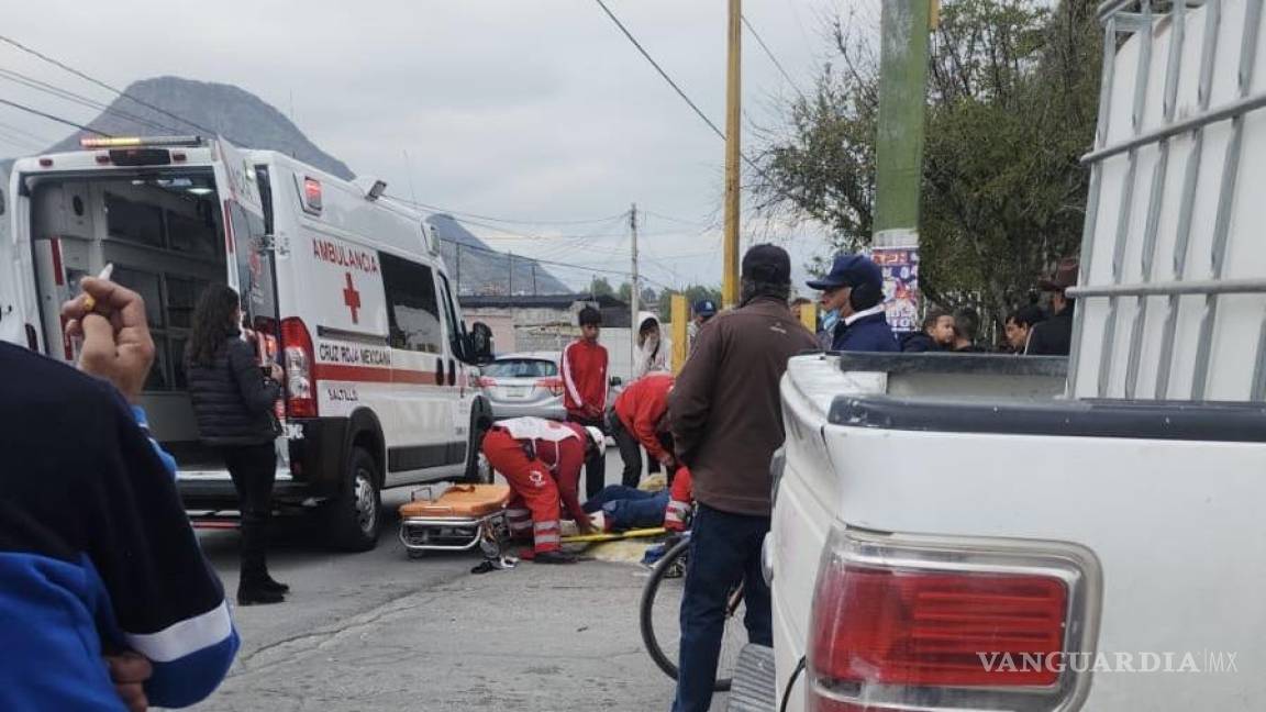 Saltillo: hospitalizan a motociclista tras choque por ignorar semáforo en rojo