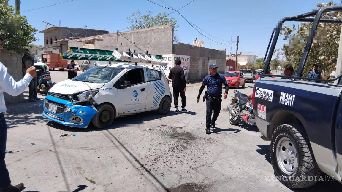 $!La motocicleta del menor quedó dañada tras el fuerte impacto con el vehículo de empresa cablera.
