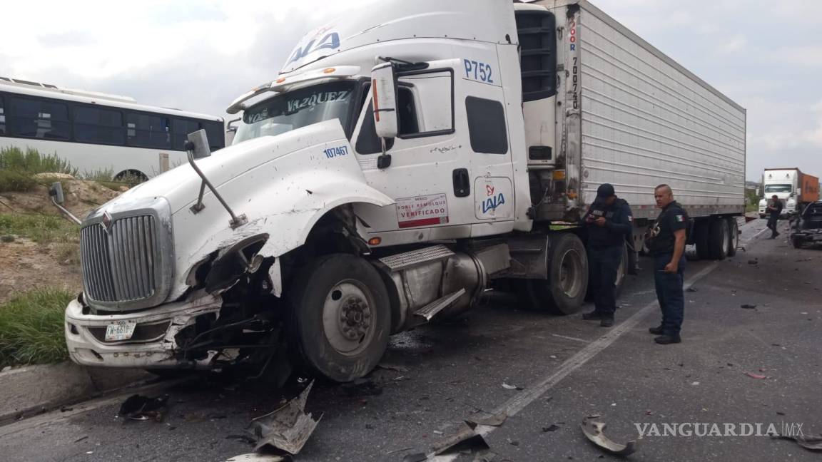 Traileros hacen ‘sandwich’ con una camioneta en Ramos Arizpe