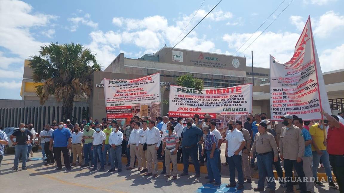 Protestan petroleros por desabasto de medicinas y dejan caducar fármacos en hospitales de Pemex