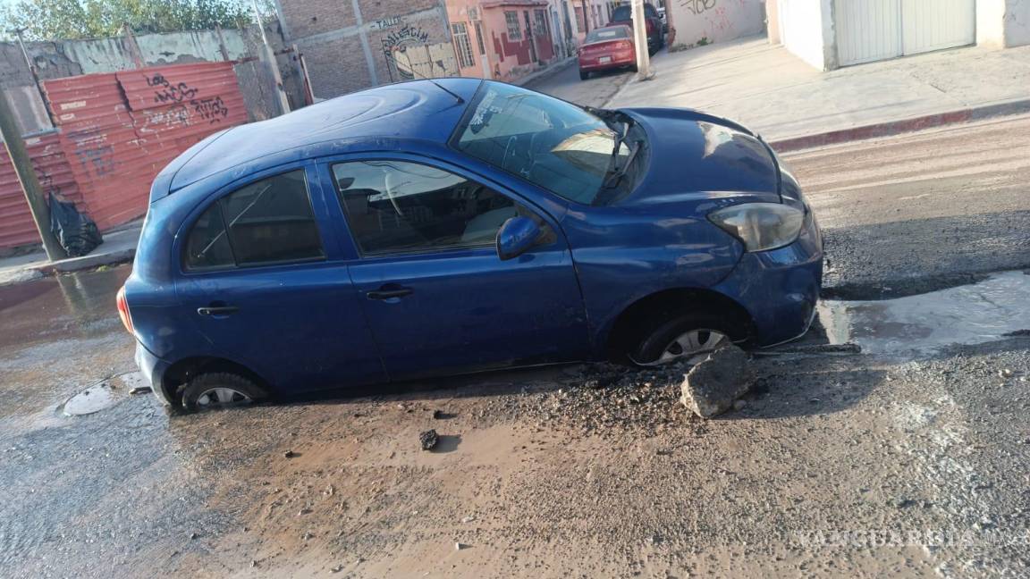 Cae en socavón provocado por fuga de agua en la Zona Centro de Saltillo; culpan a falta de señalización