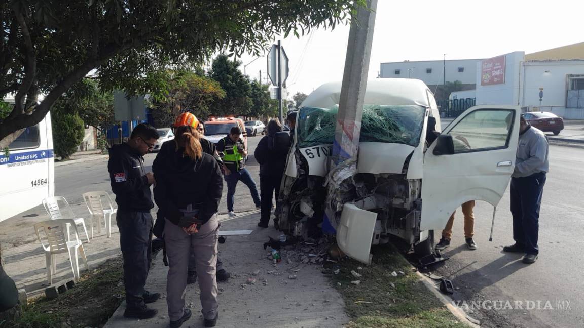 Estrellamiento de camioneta de personal, en Nuevo León deja 9 lesionados