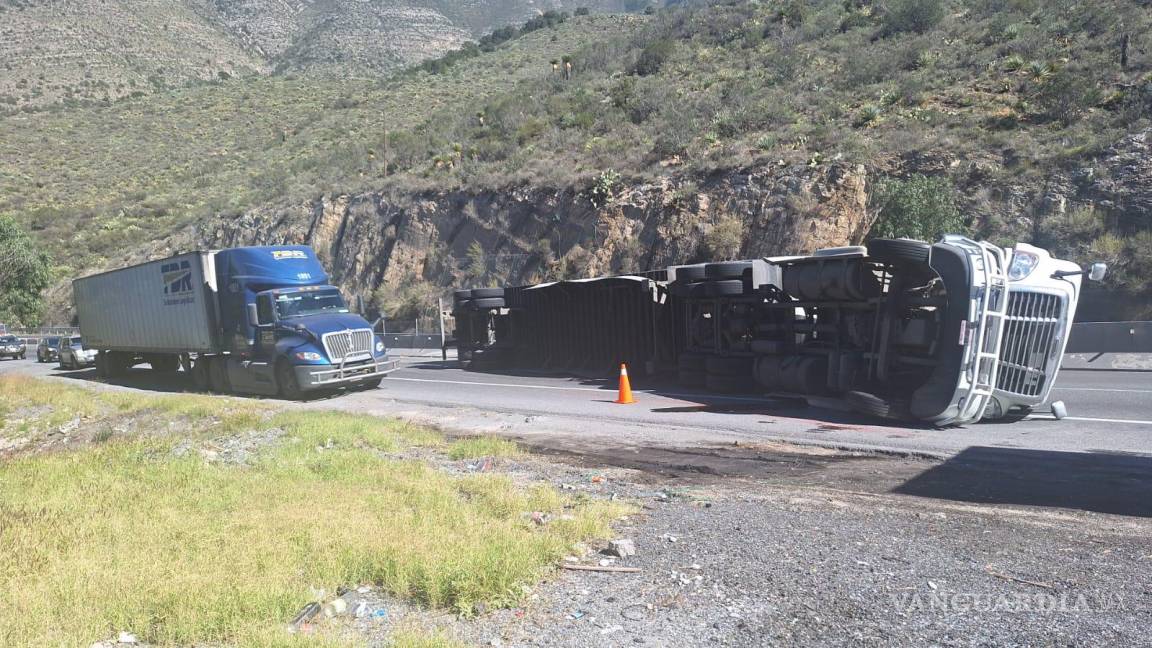 Vuelca tráiler en Los Chorros, provoca caos vial