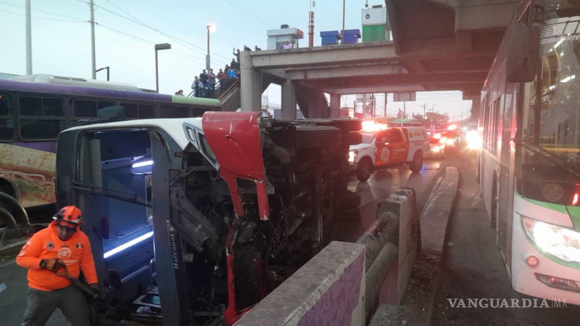 Volcadura de camión deja un saldo de 9 pasajeros lesionados, en Nuevo León