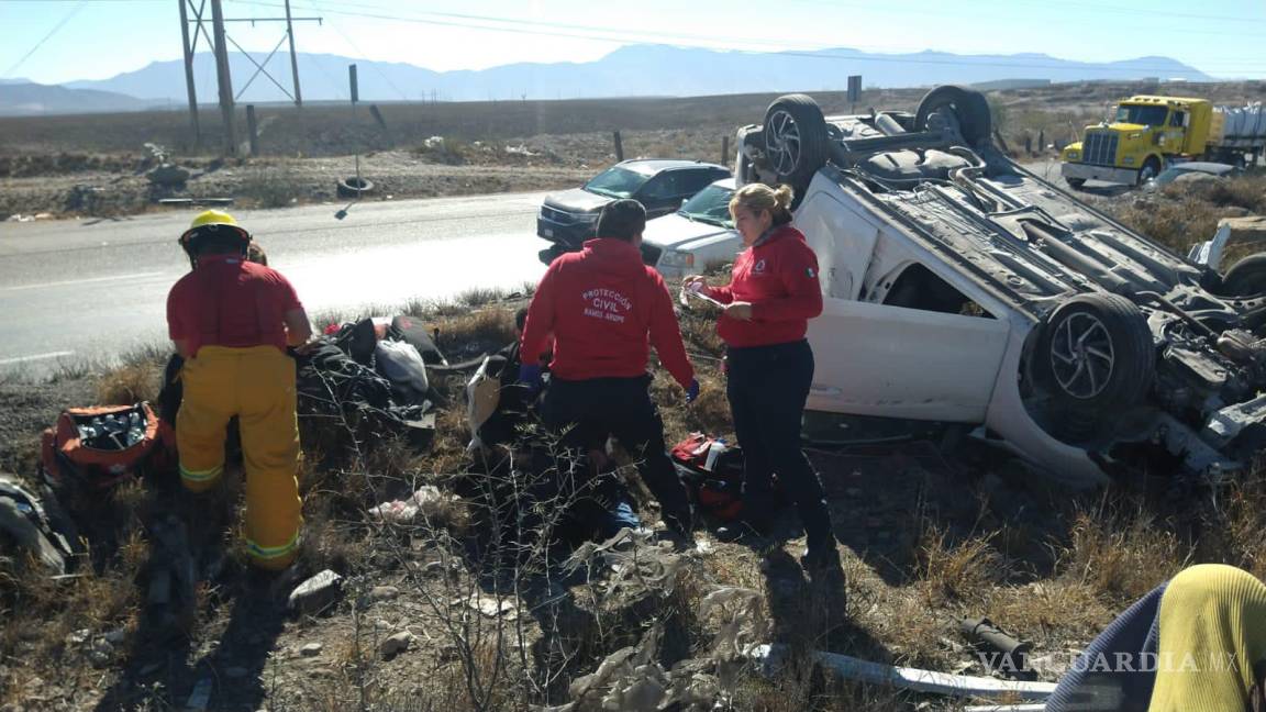 Trabajadores sufren volcadura en la carretera Monterrey-Saltillo