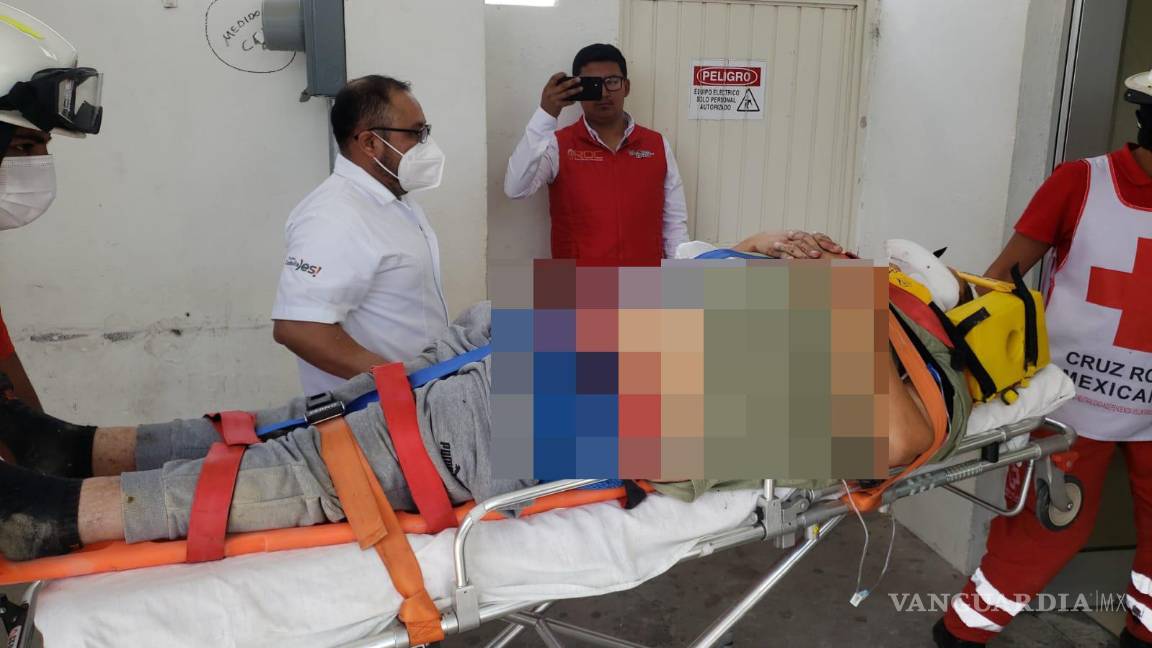 $!Los tripulantes fueron trasladados al hospital.