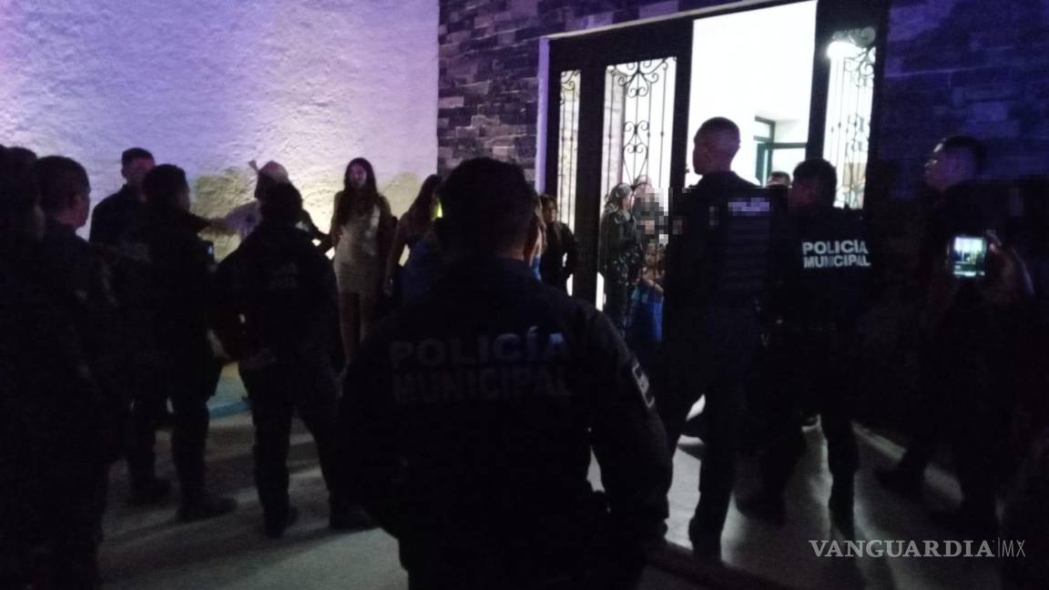 $!Más de 12 policías permanecieron en el lugar para evitar que el conflicto continuara.