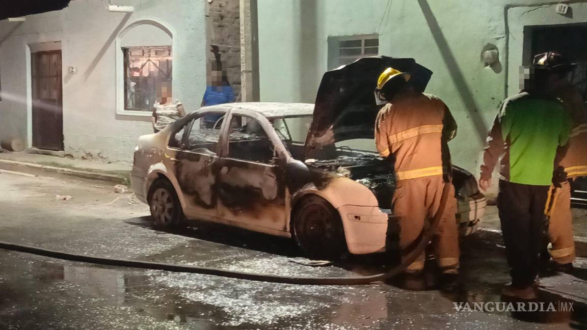 Despiertan y encuentran su auto en llamas en Parras; sospechan incendio provocado