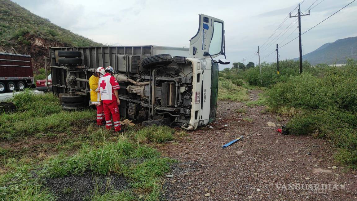 Por fuerte lluvia, camión vuelca en la carretera a Torreón