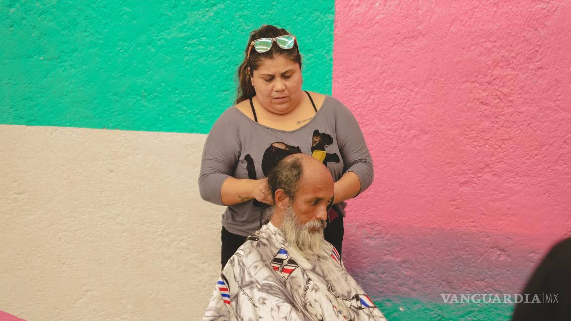 $!Un baño, un plato de comida y una revisión médica hacen la diferencia.
