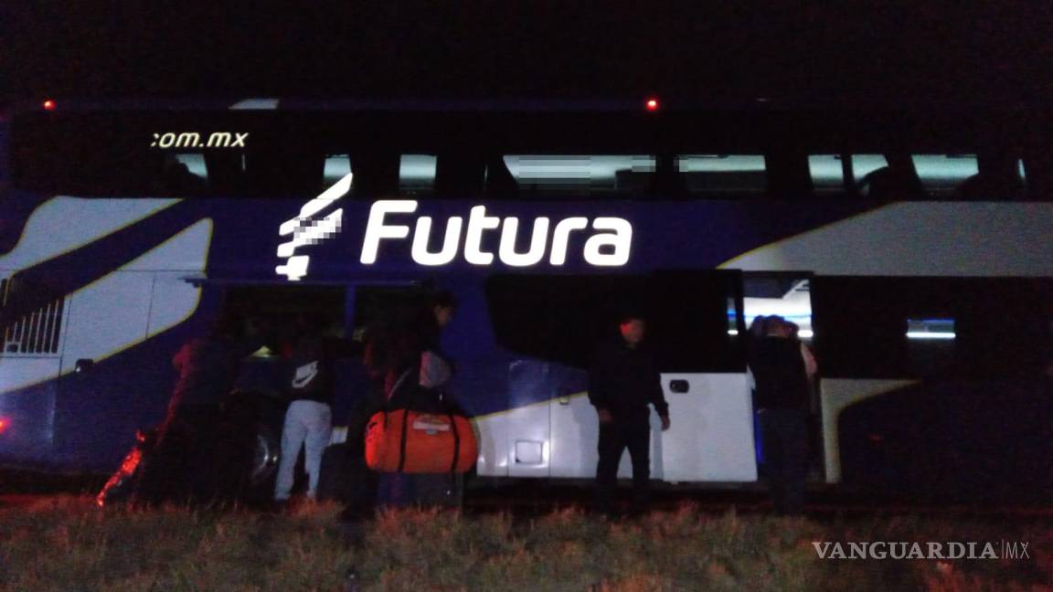 $!Los pasajeros continuaron su camino en otro autobús que transitaba por la carretera Saltillo-Torreón.