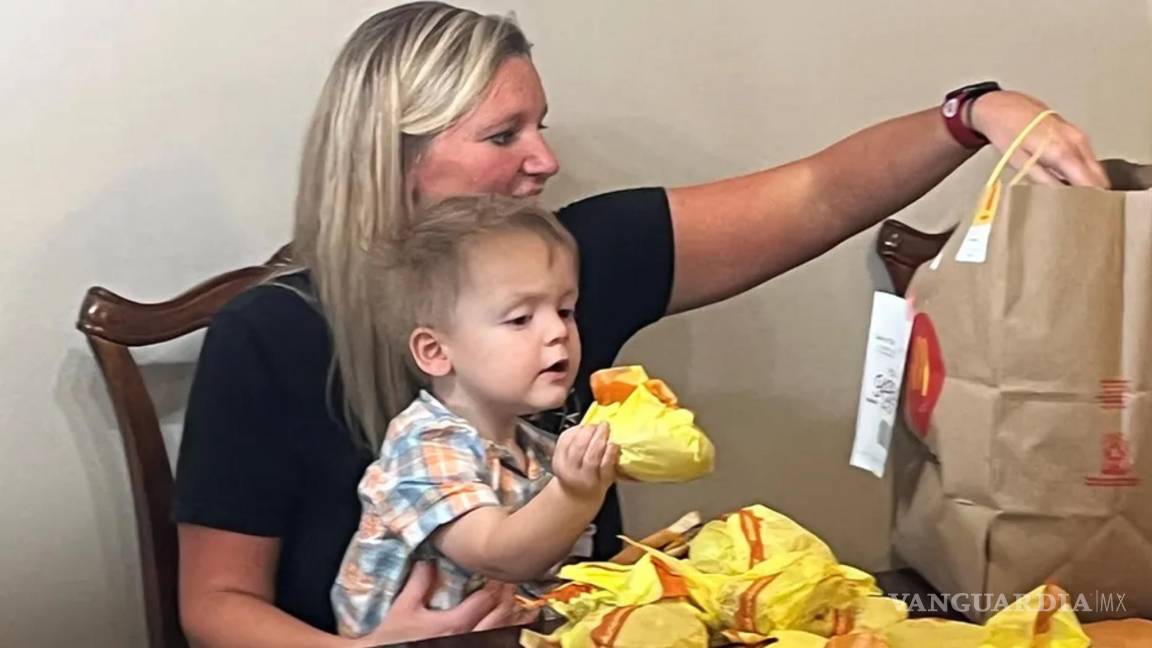 Niño de 2 años pide 31 hamburguesas con el teléfono de su mamá en EU