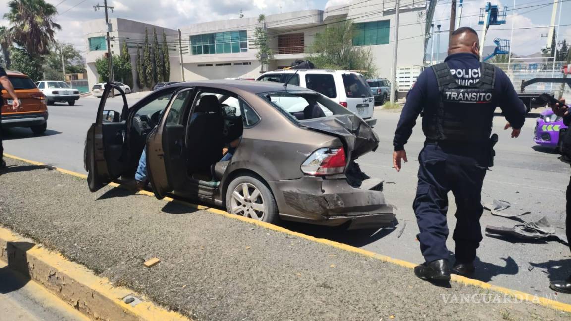 Rescatan a mujer atrapada tras fuerte choque en la Monterrey-Saltillo