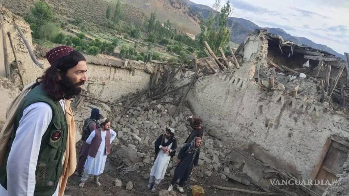 Terremoto de 5.9 deja más de mil muertos en Afganistán
