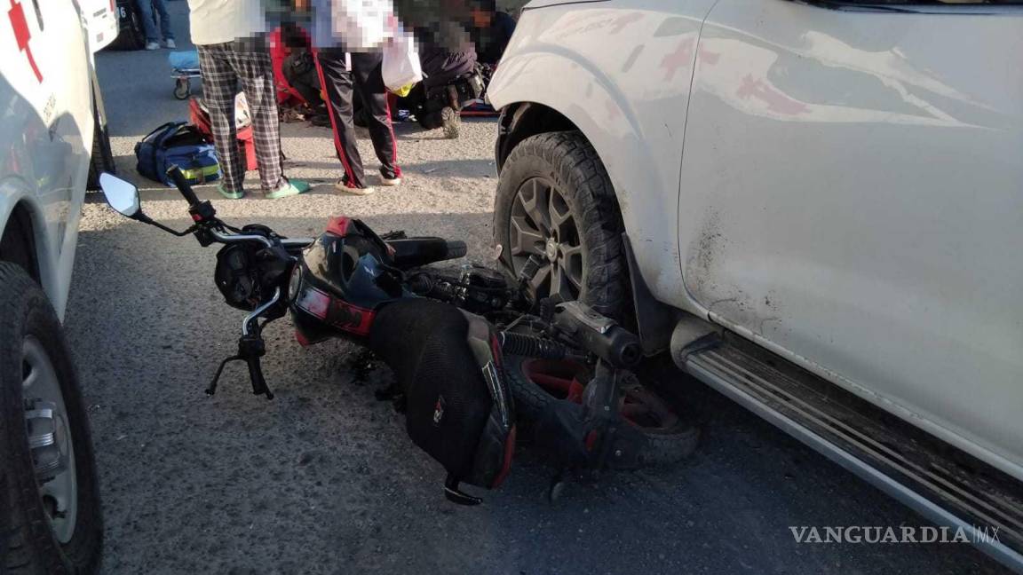 Se pasa alto para salvar a su hija de un perro y termina chocando en Parras