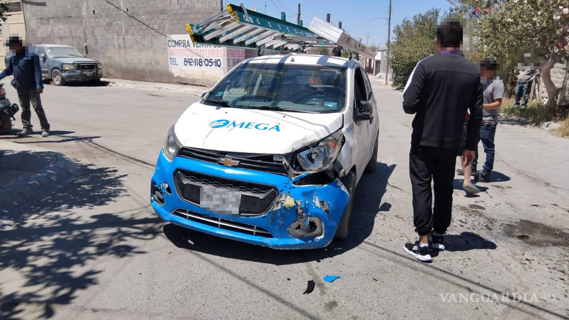 Arrolla vehículo de empresa cablera a menor en moto; es hospitalizado en Parras