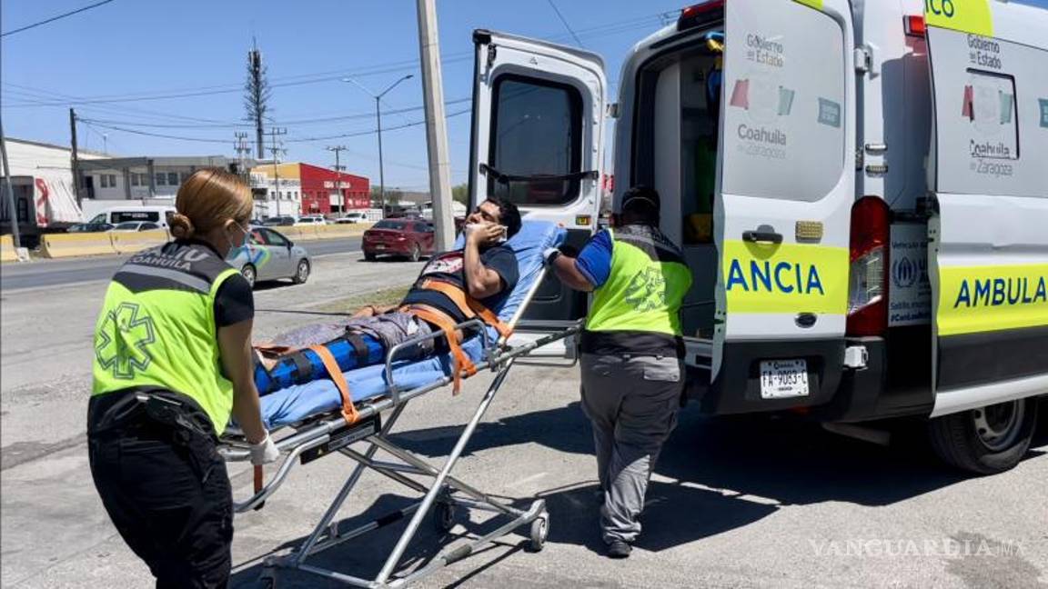 $!El joven intentó cruzar las vías del tren corriendo, pero fue alcanzado por la máquina y lanzado fuera de la vía férrea.