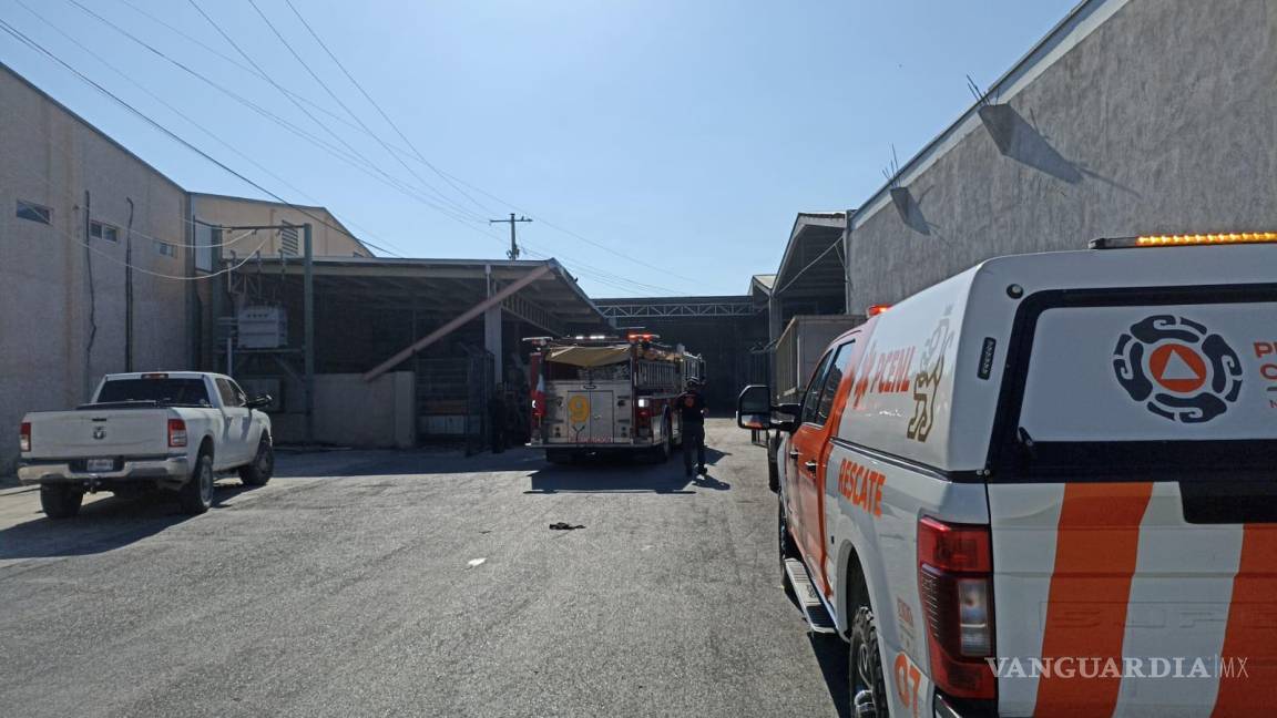 Evacuan a 15 trabajadores por incendio en una bodega en Santa Catarina, Nuevo León