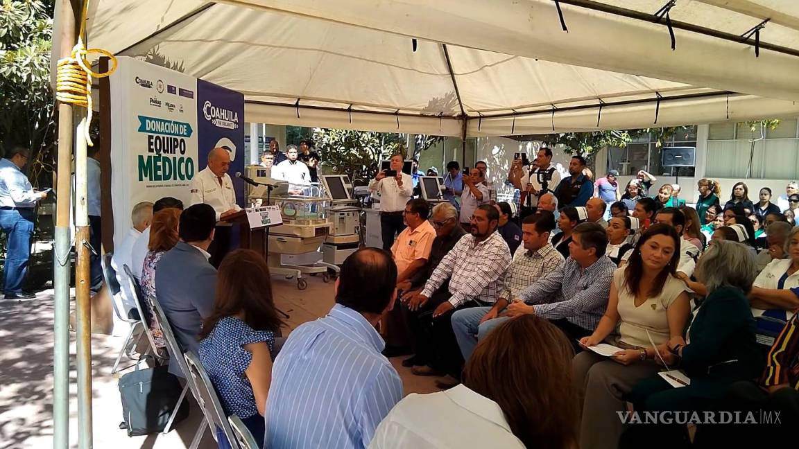 Entregan médicos de Grapevine, Texas, equipo médico al Hospital General de Parras