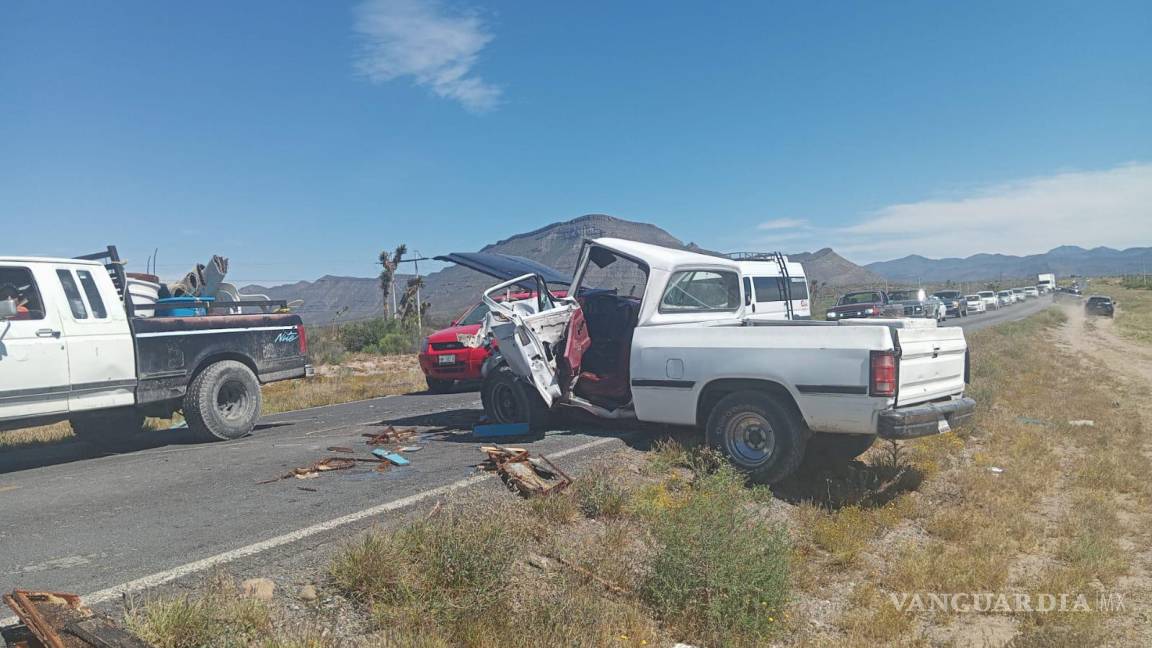 Invade carril a exceso de velocidad y se estrella contra camioneta en carretera a Torreón; conductores quedan graves