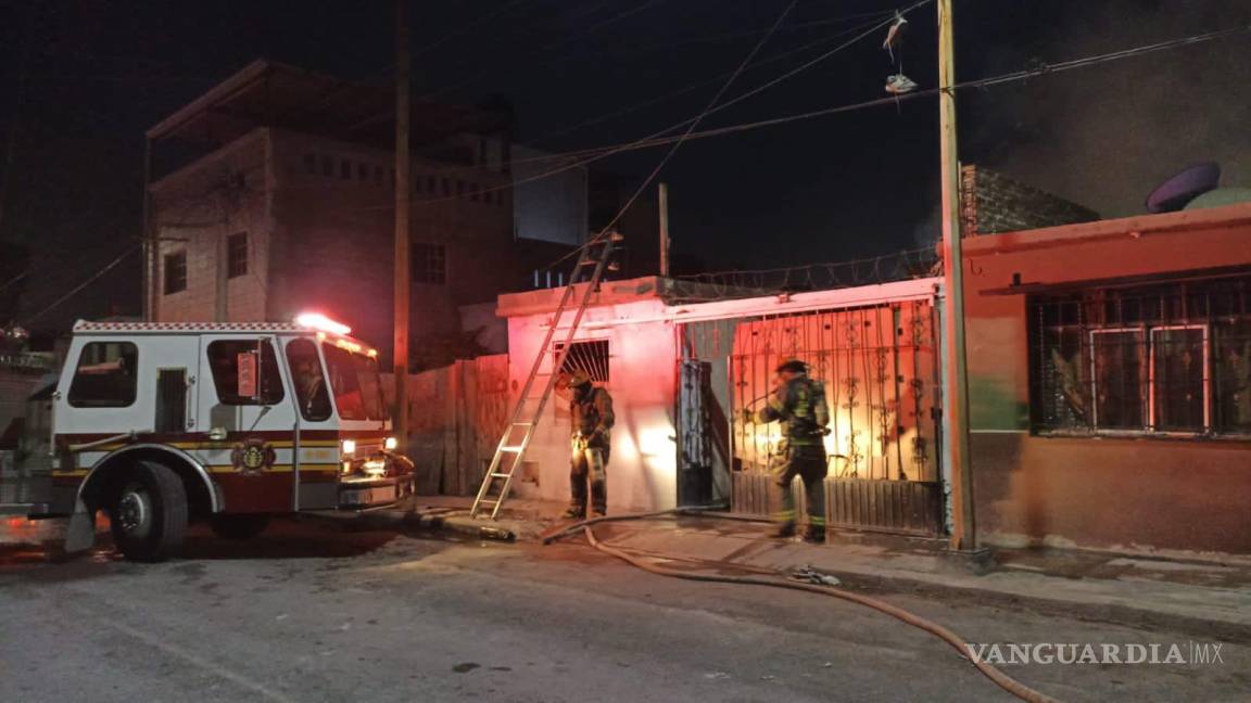 Incendio arrasa con vivienda en la colonia Saltillo 2000; no hay lesionados