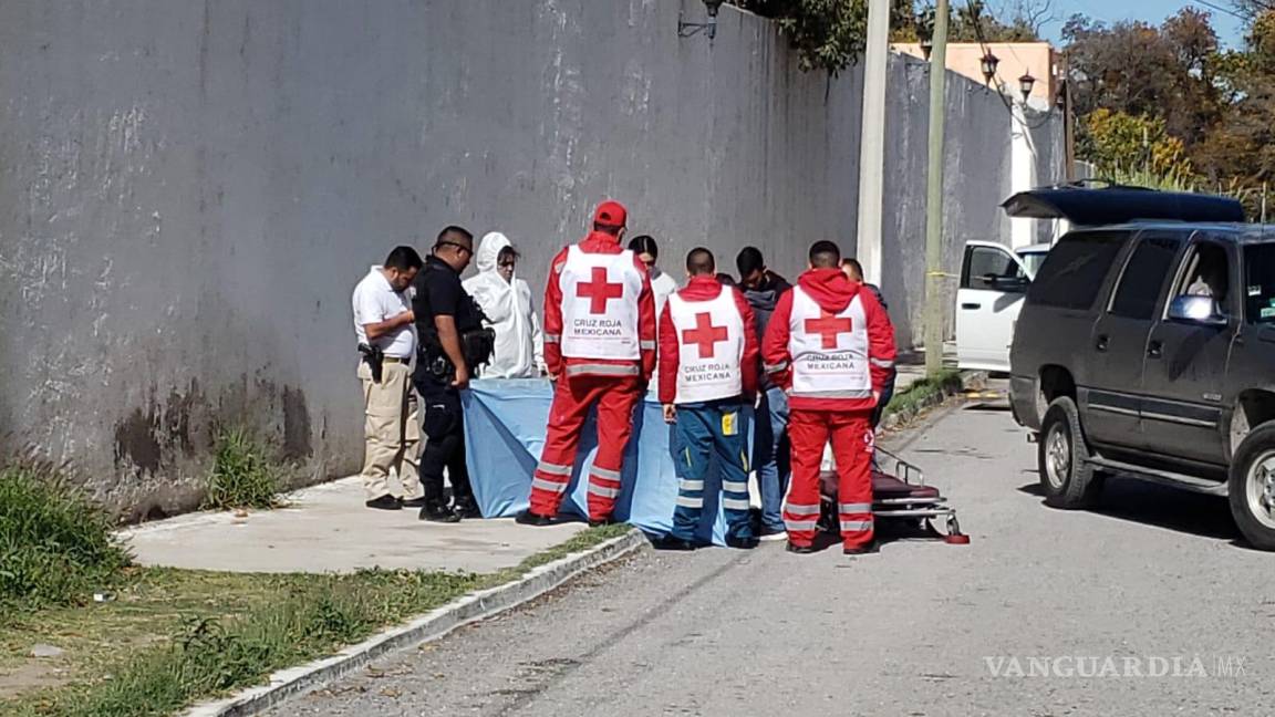 Triste final tiene hombre de la tercera edad en Parras: muere en la calle mientras empujaba su bicicleta