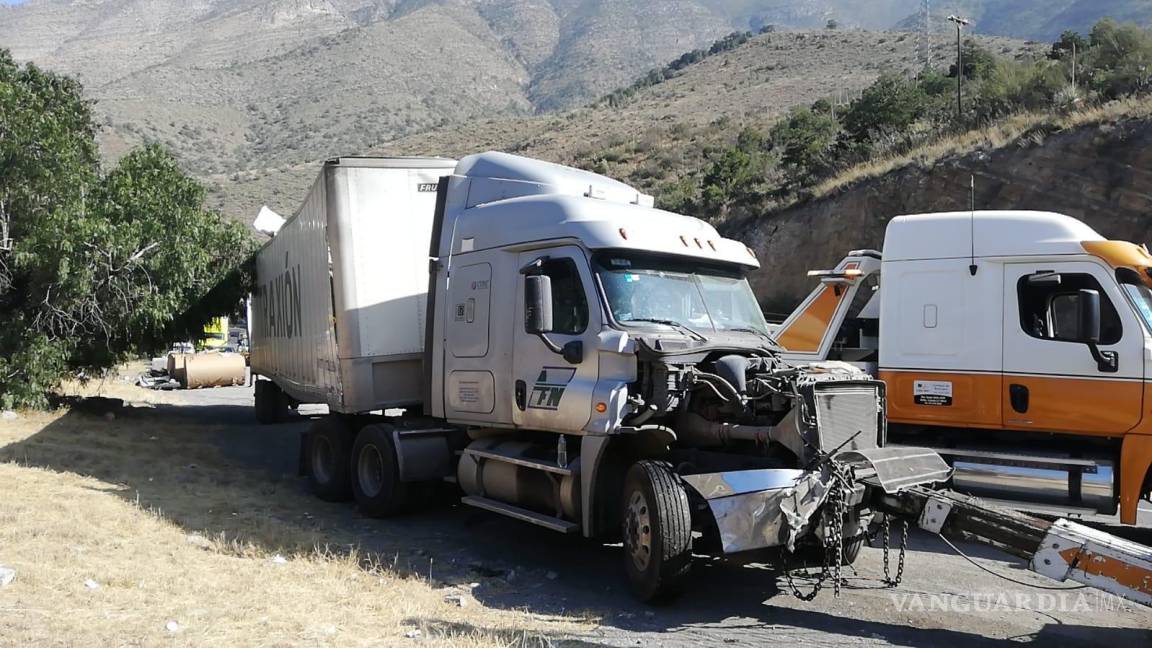 Tráiler con toneladas de acero vuelca y genera gran caos vial en Los Chorros