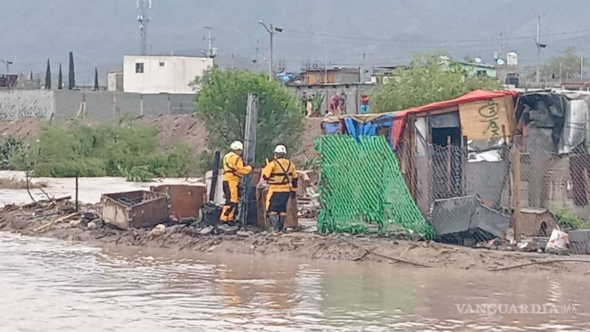 $!Autoridades de Protección Civil inspeccionan casa en la colonia Las Margaritas por posibles daños estructurales causados por la lluvia.