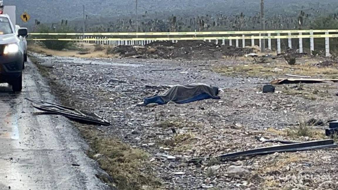 $!Los cuerpos quedaron a un costado de la carretera.